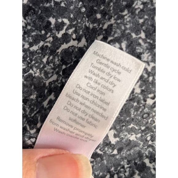 Athleta Women's Cheetah Salutation Stash Pocket Tight Gray White Size Medium - Picture 15 of 15